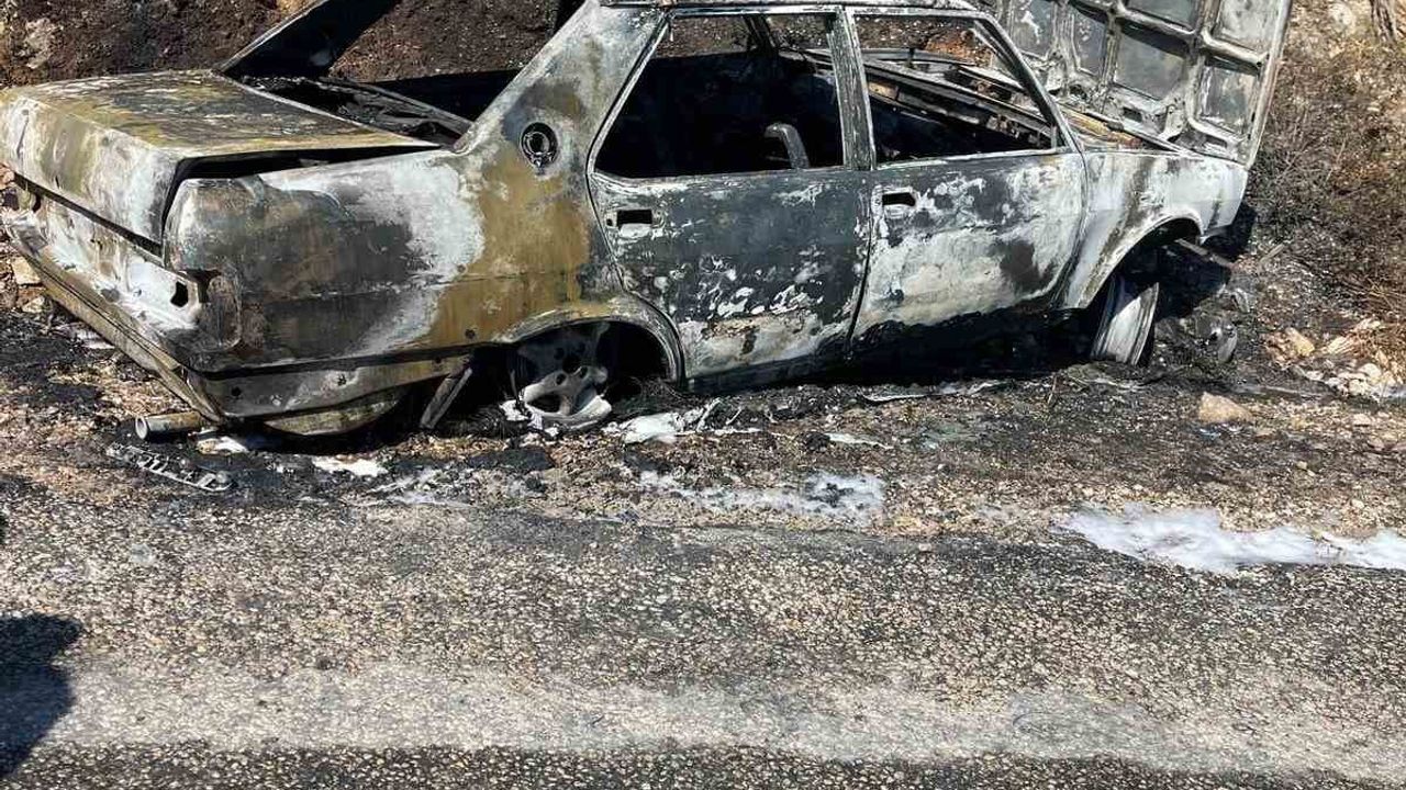 İzmir Karaburun'da Seyir Halindeki Otomobilde Çıkan Yangın Ormanlık Alana Sıçramadan Söndürüldü