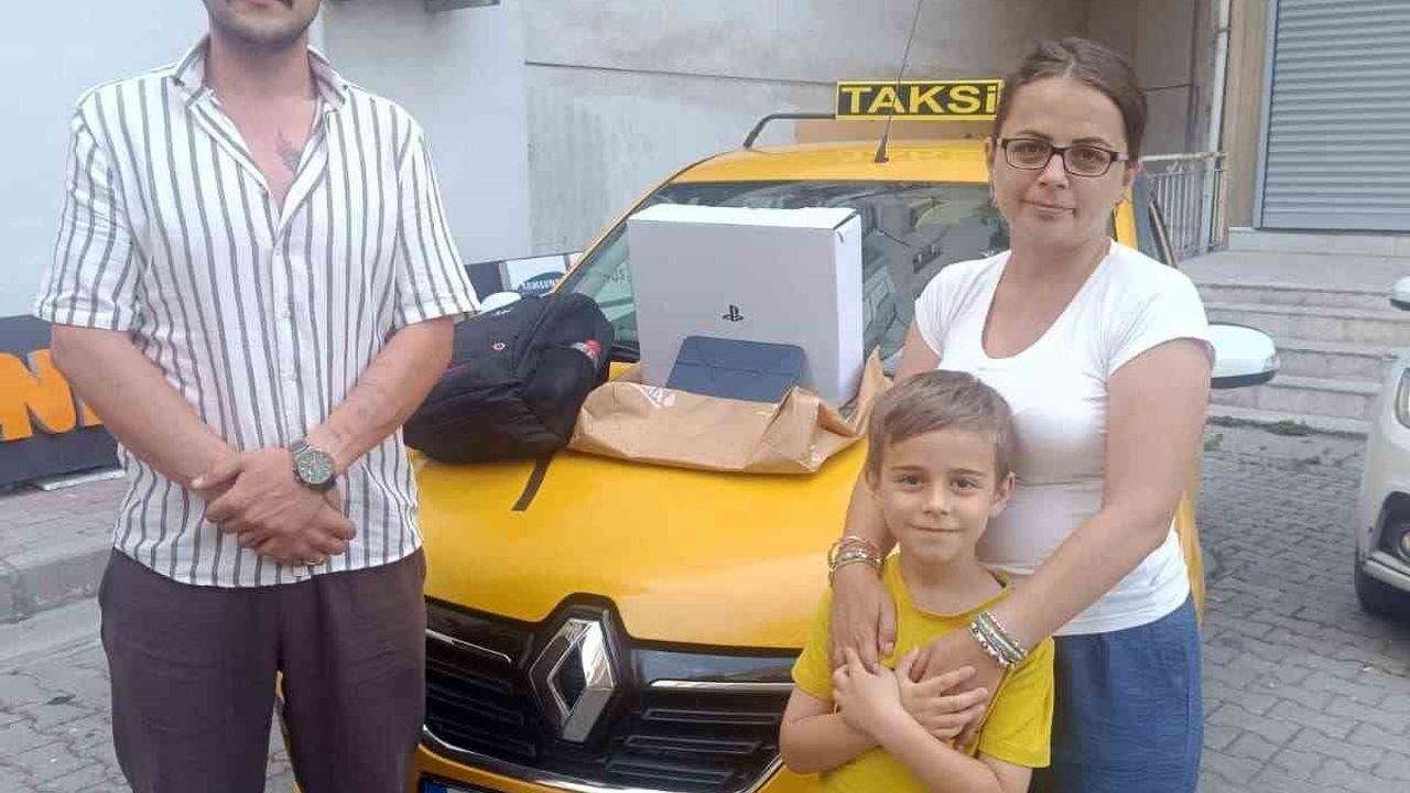 İzmir taksicilerinden kayıp eşyada örnek dayanışma