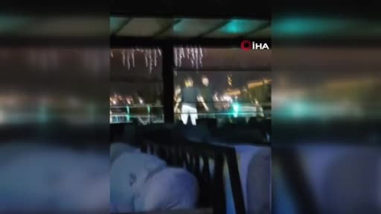 İzmit Marina'da bıçaklı kavga ve koltuk fırlatma anı kamerada