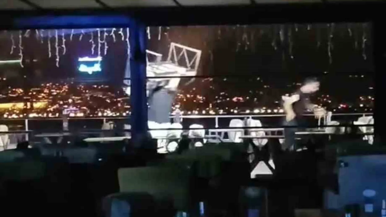 İzmit Marina'da bıçaklı kavga ve koltuk fırlatma anı kaydedildi