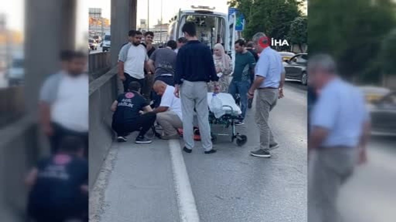 İzmit'te D-100 karayolunda motosiklet otomobile çarptı: sürücü ağır yaralandı