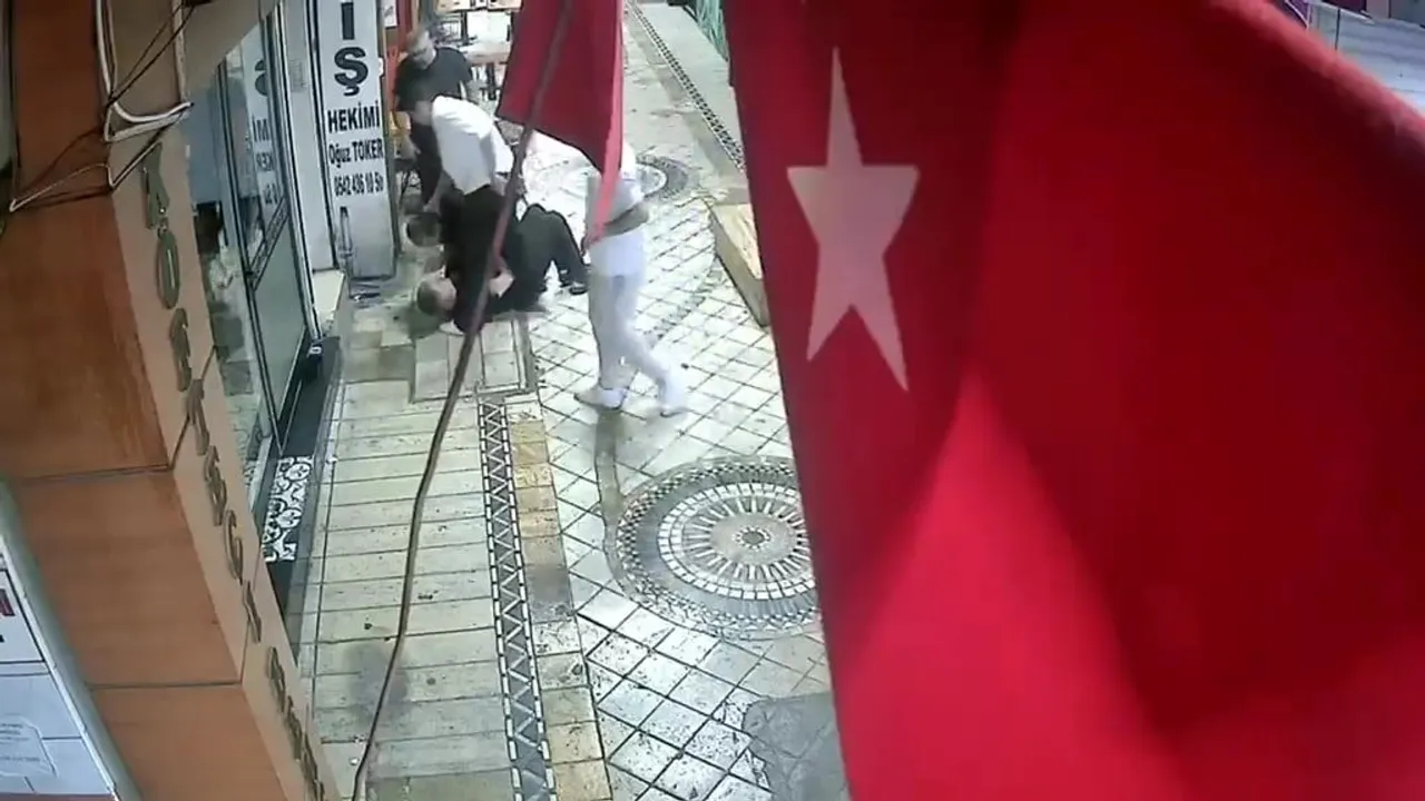 İzmit'te dört kişi tarafından darbedilen kişinin saldırı anı kamerada