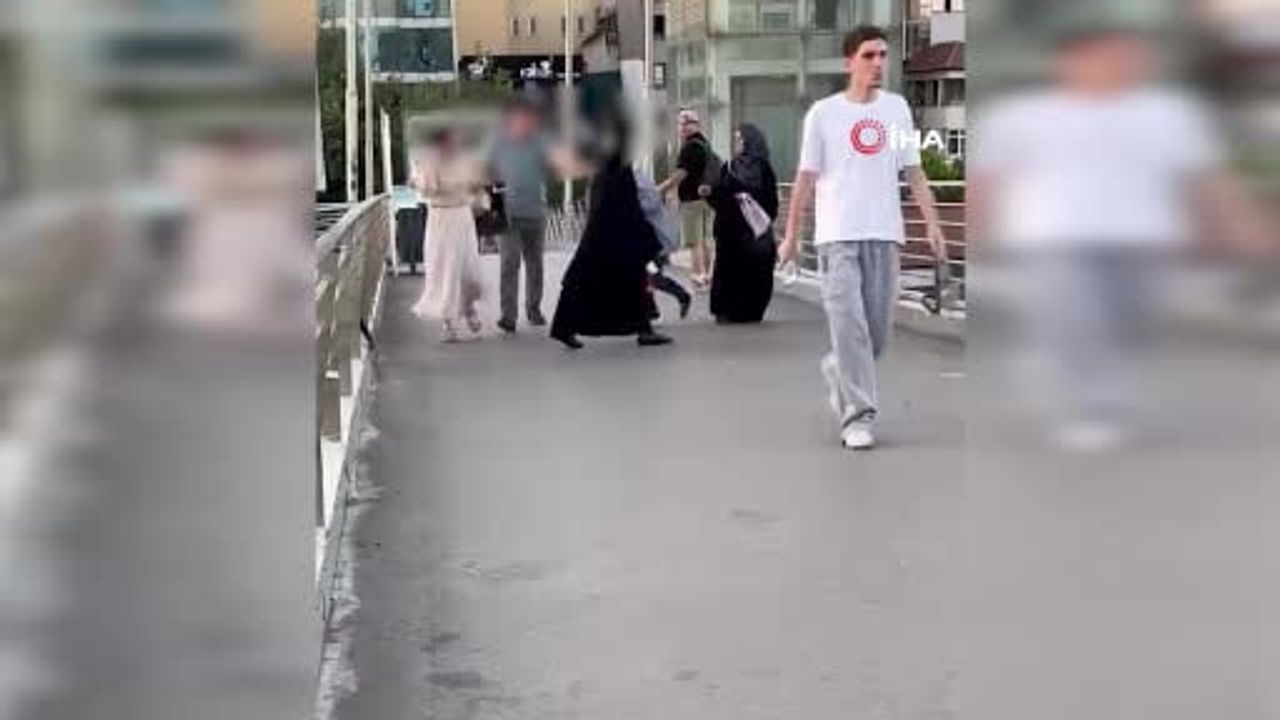 İzmit'te üst geçitte kadınlar arasında kavga: biri diğerinin saçından tuttu