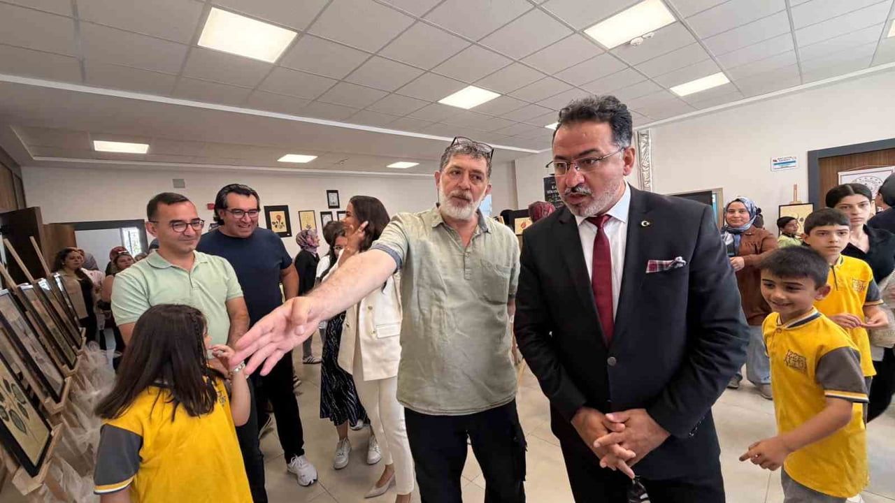 İzzet Altun İlkokulu öğrencilerinden ebru sergisi