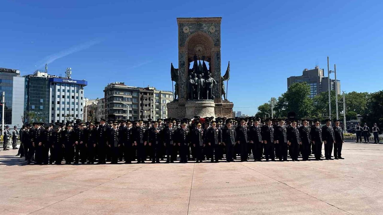 Jandarma Genel Komutanlığı'nın 187'nci kuruluş yıl dönümünde Taksim Cumhuriyet Anıtı'na çelenk bırakıldı