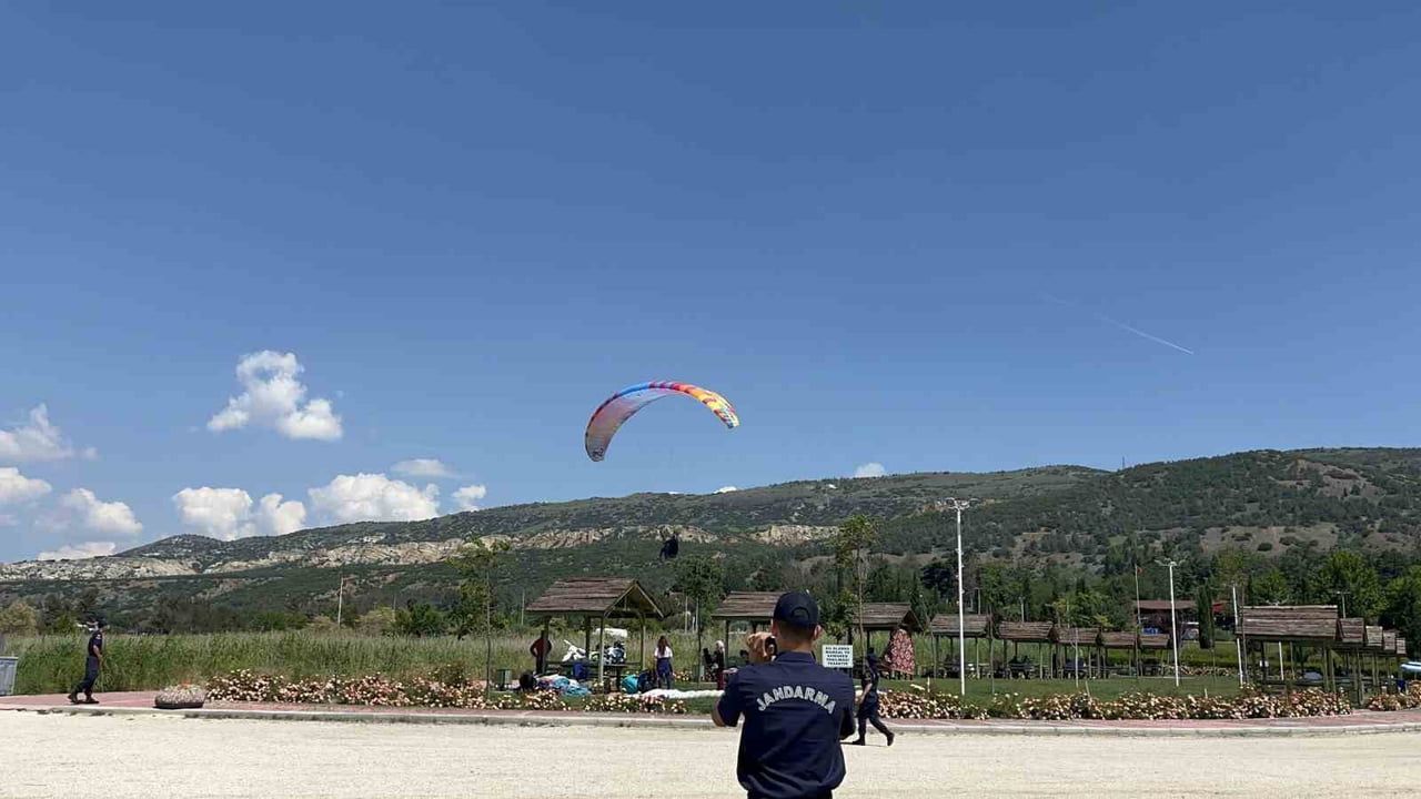 Jandarma'nın 187'nci kuruluş yılı Burdur'da yamaç paraşütüyle kutlandı