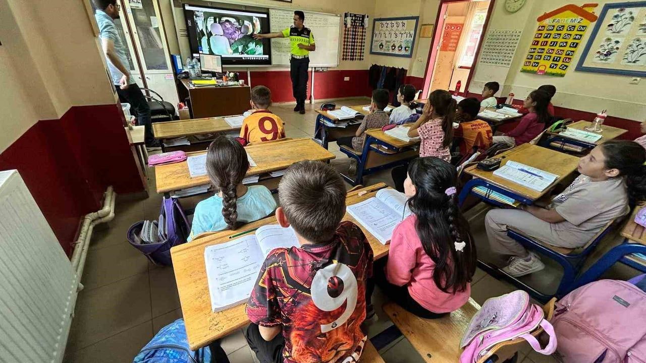 Jandarmadan Afyonkarahisar'da öğrenci ve vatandaşlara güvenli trafik eğitimi