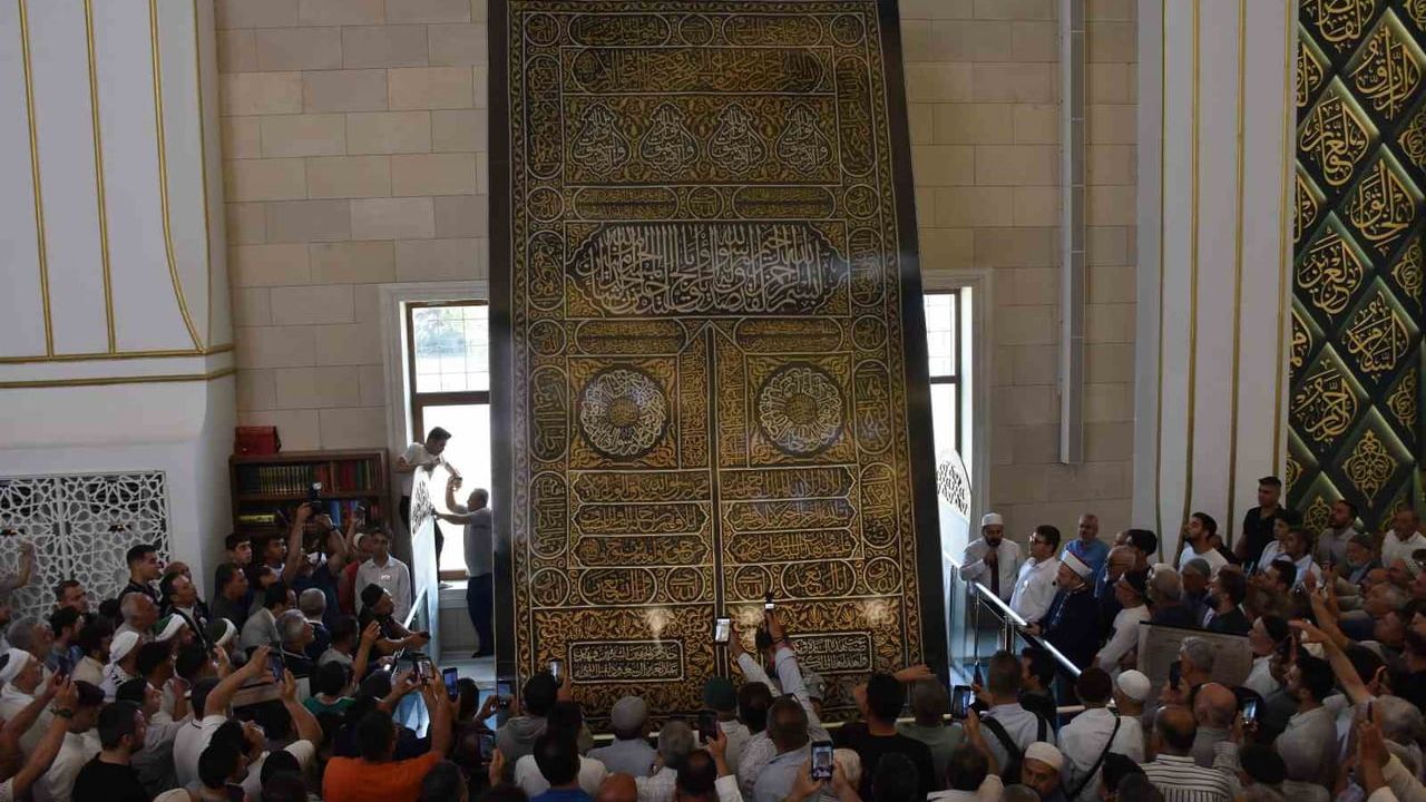 Kabe'nin kapı örtüsü Şahinbey Millet Cami ve Külliyesi'nde sergileniyor