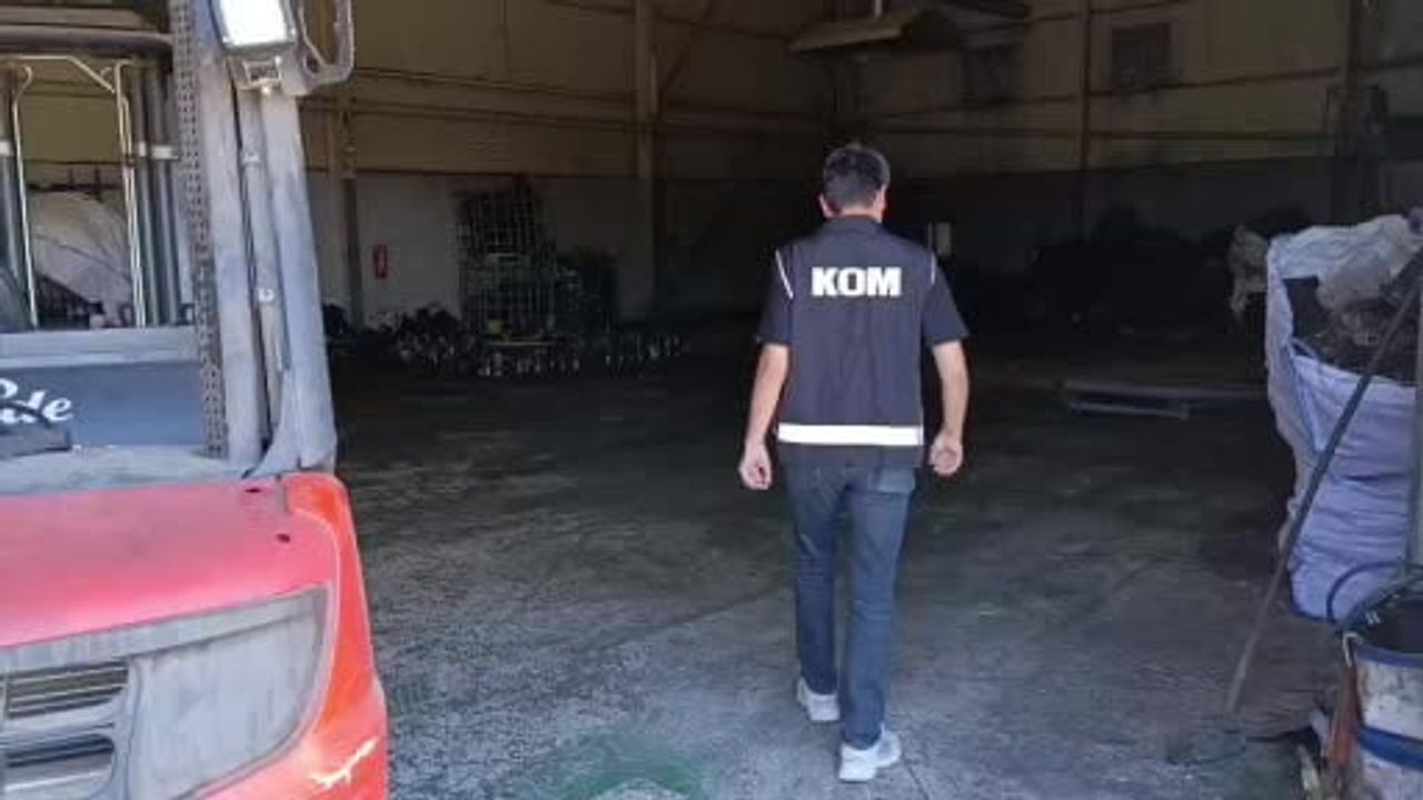 Kaçak araba parçaları gizlenen depoya operasyon: 100 milyon lira değerinde parça ele geçirildi