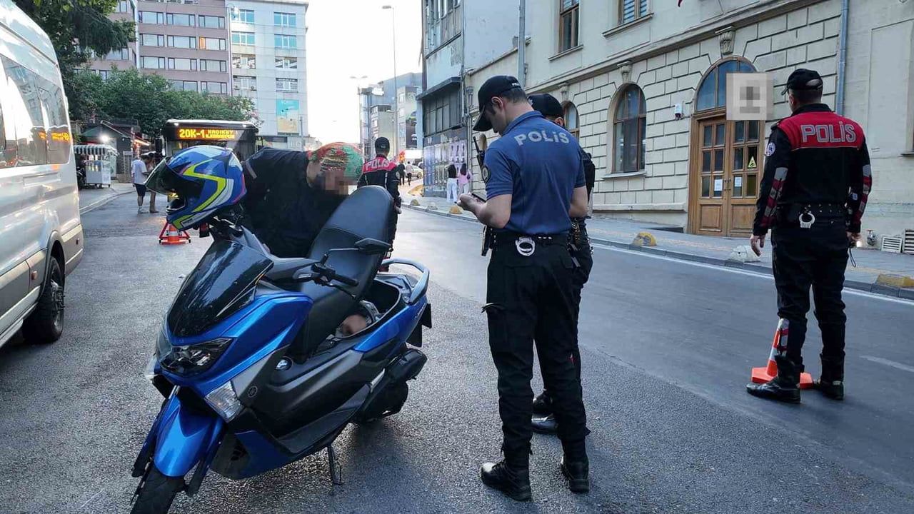 Kadıköy'de helikopter destekli denetimde motosikletli şüpheli uyuşturucu ticaretinden gözaltına alındı