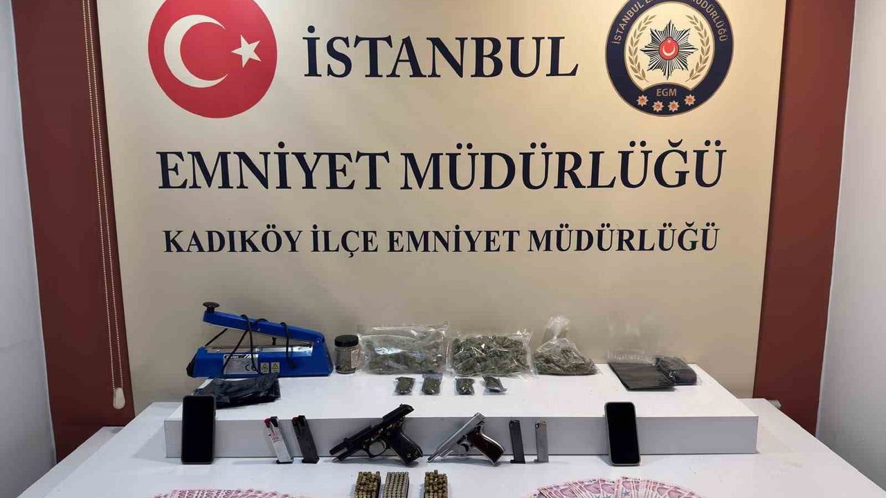 Kadıköy’de kaçan şüphelilerin adresinde çok miktarda uyuşturucu ve ruhsatsız silah ele geçirildi