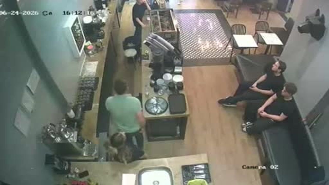 Kadıköy’de kafe çalışanı darp edildi; anlar kamerada