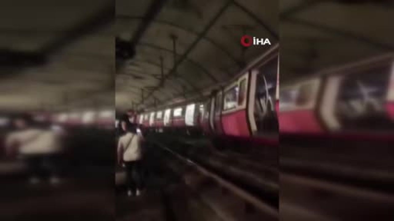 Kadıköy’de metro raydan çıktı, yolcular tahliye edildi