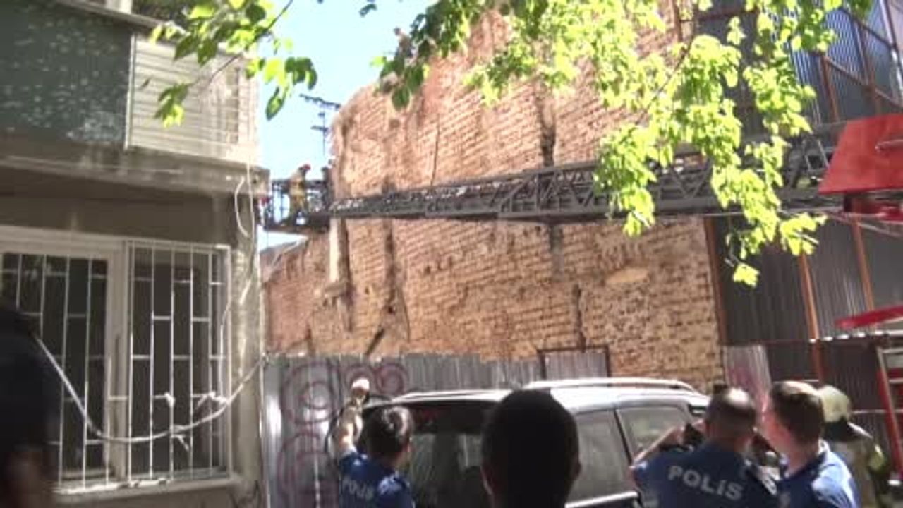 Kadıköy'de yıkımda göçük: 2 işçi yaralı kurtarıldı
