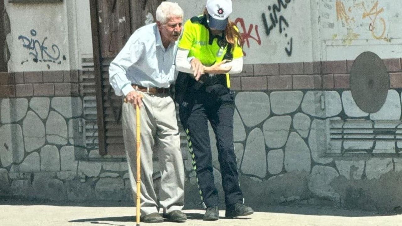 Kadın trafik polisi yaşlı vatandaşa yardım etti