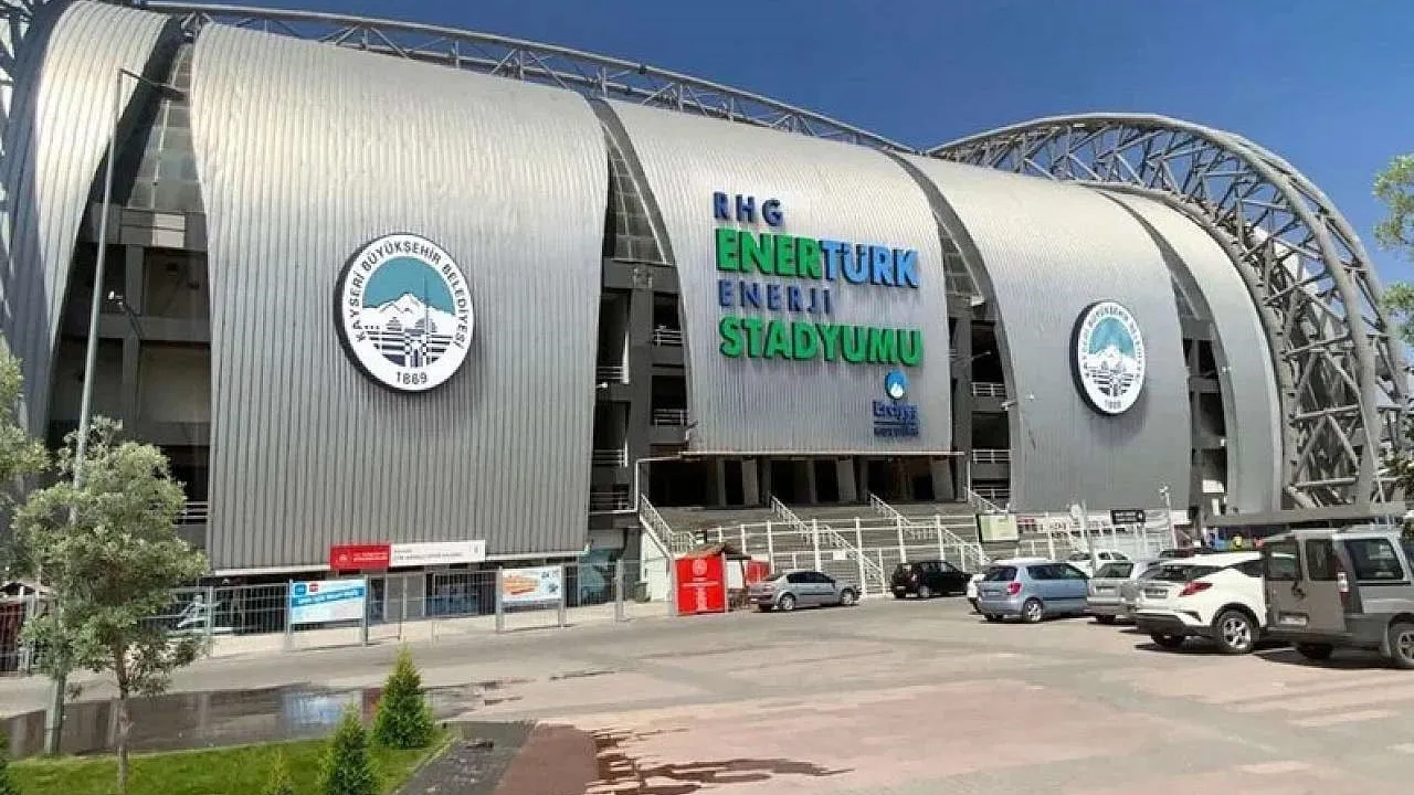 Kadir Has Stadı adı geri alındı