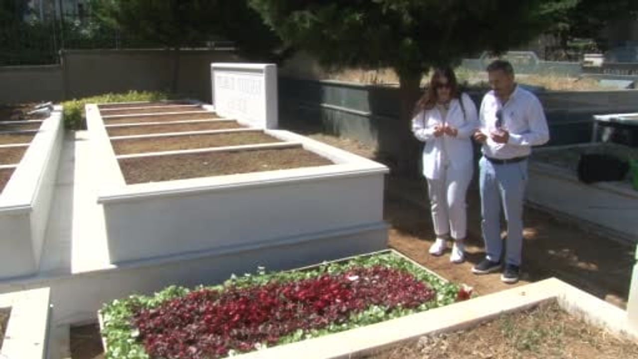 Kadir İnanır’ın kabri çiçeklerle donatıldı, sevenleri mezarı başında dua etti