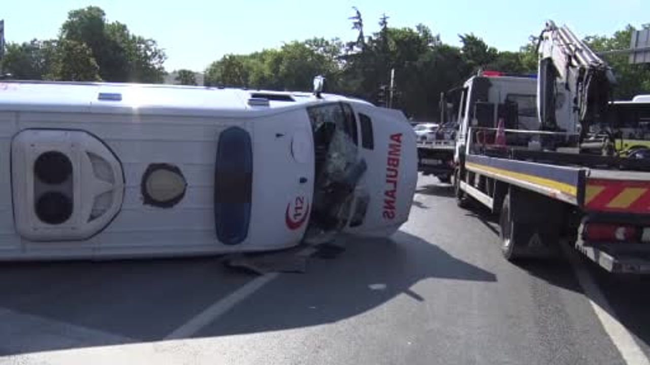 Kağıthane'de ambulans devrildi: sürücünün direksiyon hakimiyetini kaybetmesi sonucu