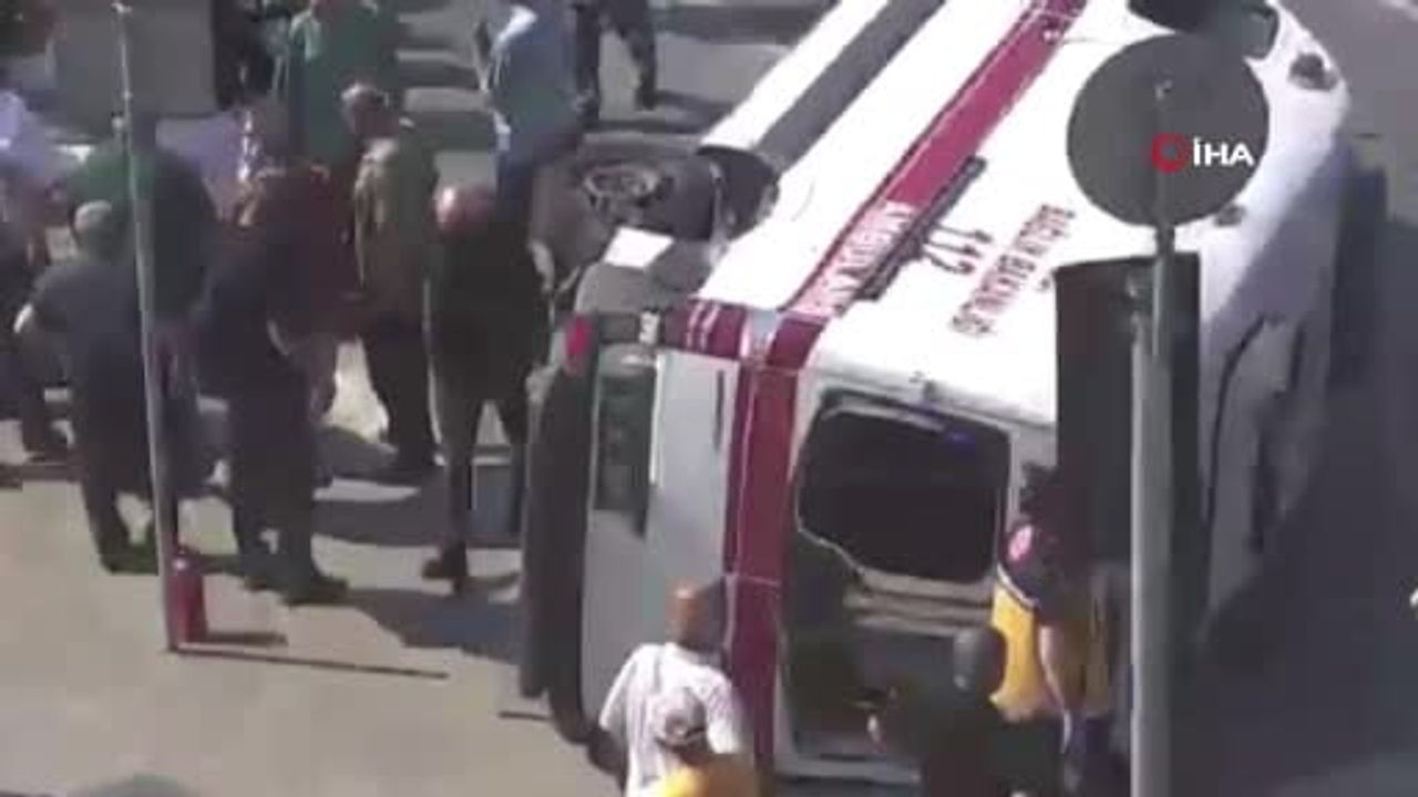 Kağıthane'de ambulans devrildi: sürücünün direksiyon hakimiyetini kaybetmesi sonucu kaza