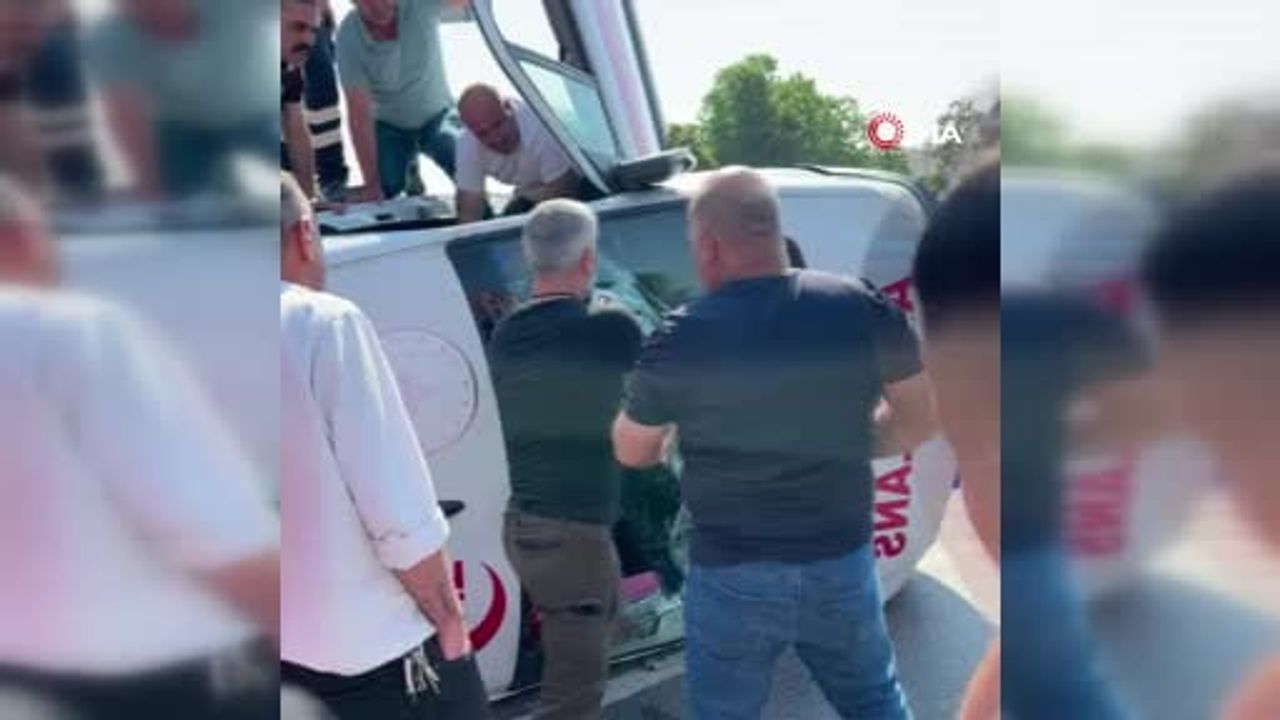 Kağıthane'de ambulans devrildi; vatandaşlar camı kırarak yaralı ve görevlileri çıkardı