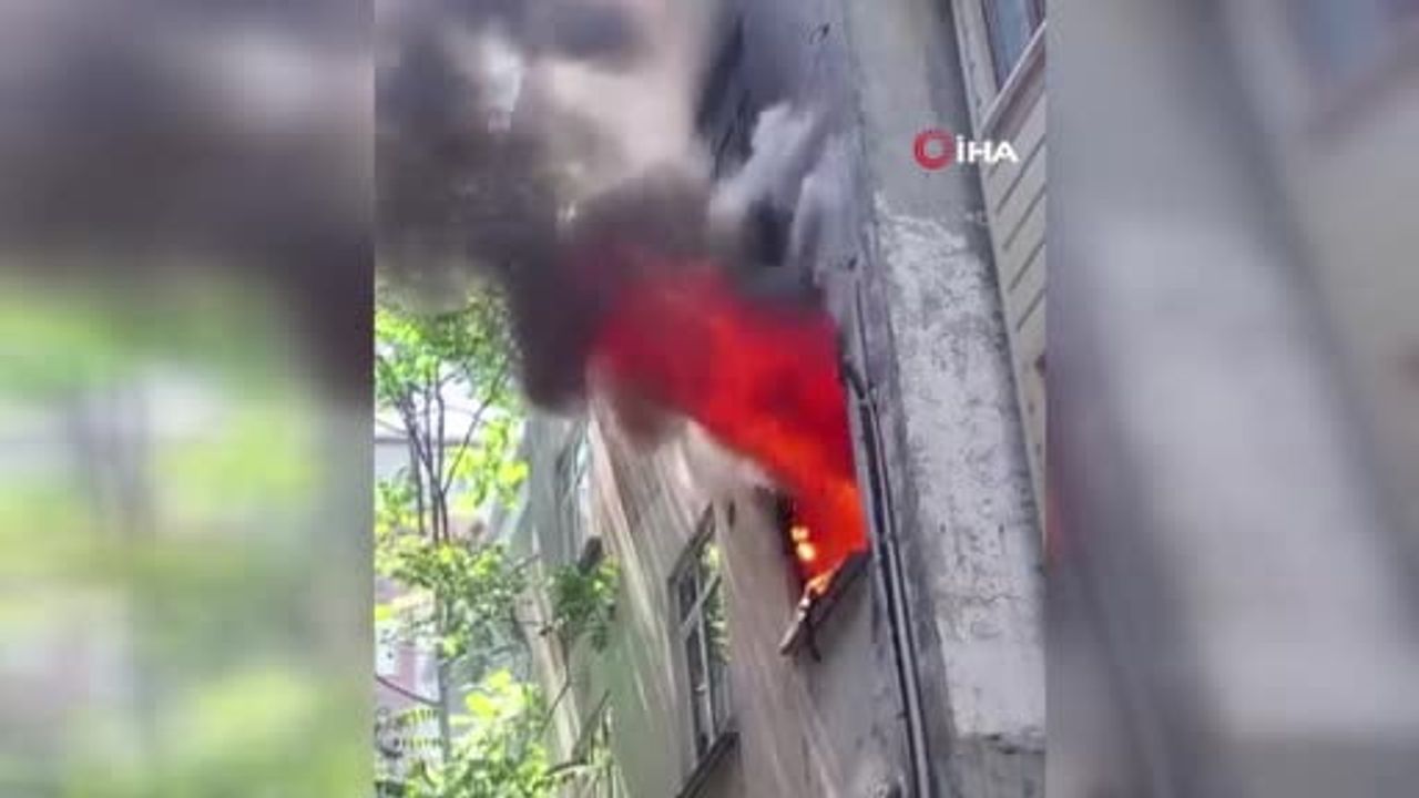 Kağıthane'de derin dondurucudan çıktığı iddia edilen yangın: Daire kullanılamaz hale geldi