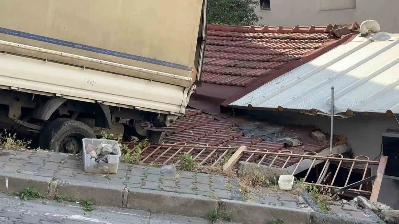 Kağıthane'de geri kayan kamyonet evin çatısına düştü