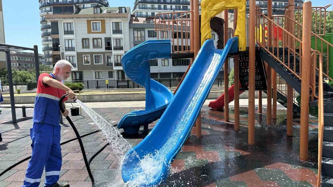 Kağıthane'de Parklarda Temizlik Seferberliği: 19 Mahallede Yıkama ve Dezenfeksiyon