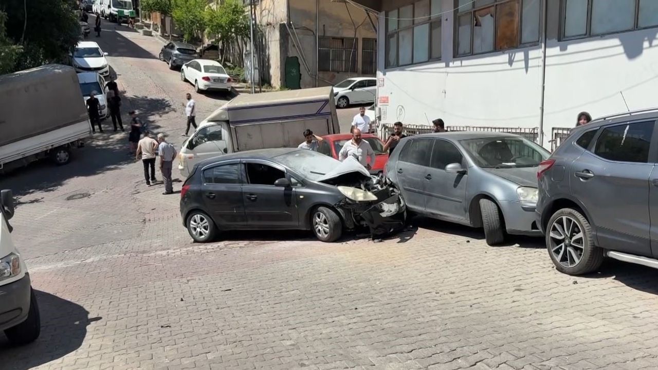 Kağıthane’de yokuştan kayan araç 4 araçta maddi hasara yol açtı