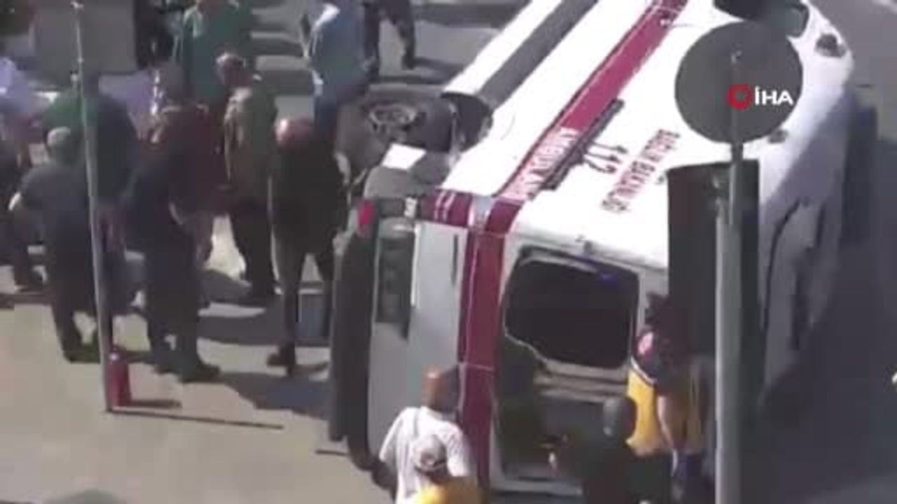 Kağıthane İmrahor Caddesi'nde ambulans ile motosiklet çarpışması: 4 yaralı
