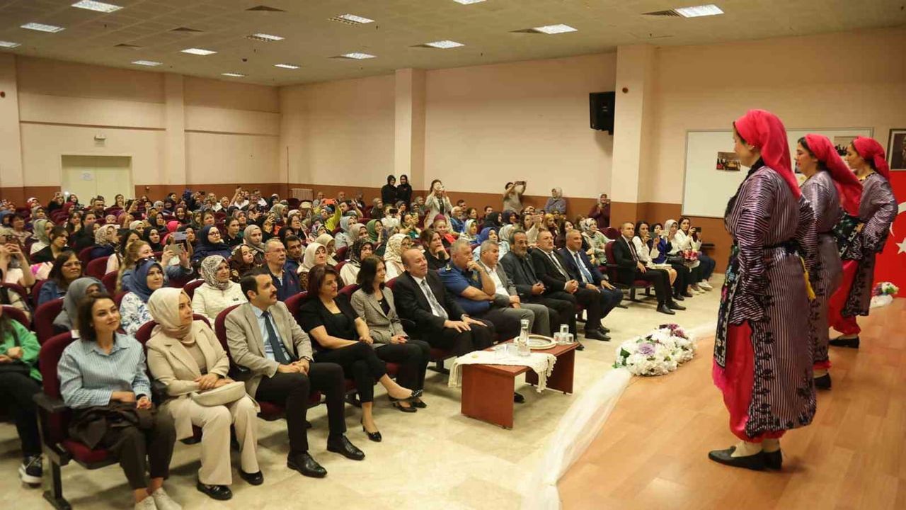 Kahramankazan Halk Eğitim Merkezi'nde Hayat Boyu Öğrenme Haftası yılsonu sergisi açıldı