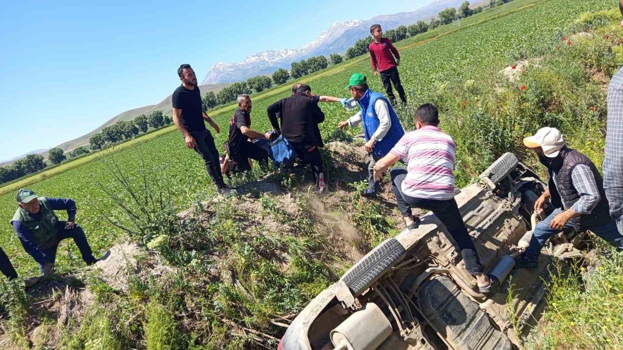 Kahramanmaraş Elbistan'da otomobil kanala düştü: 4 kişi yaralandı