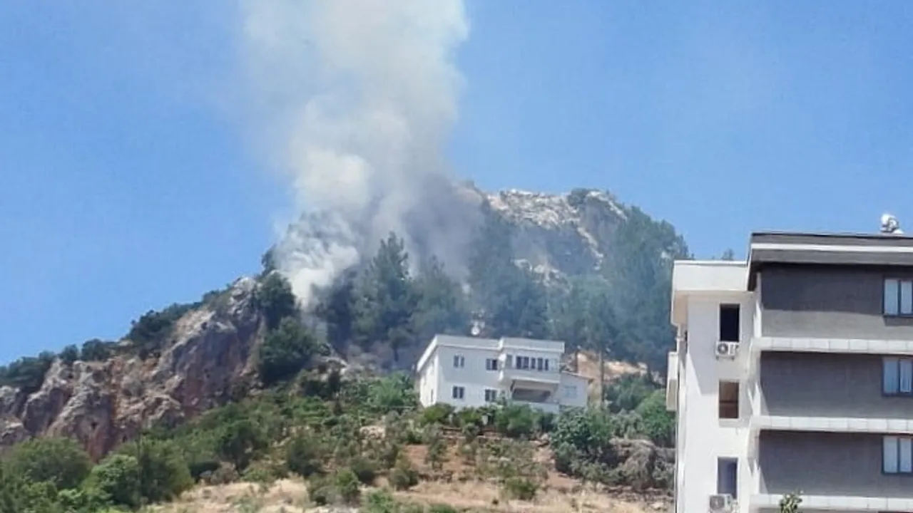 Kahramanmaraş'ta Ahır Dağı Tömek mevkiinde orman yangını söndürüldü