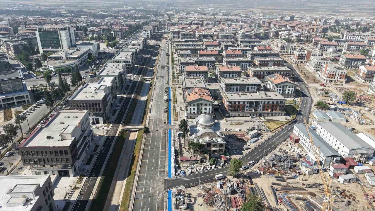 Kahramanmaraş’ta Azerbaycan Mahallesi yolları sıcak asfaltla yenilendi