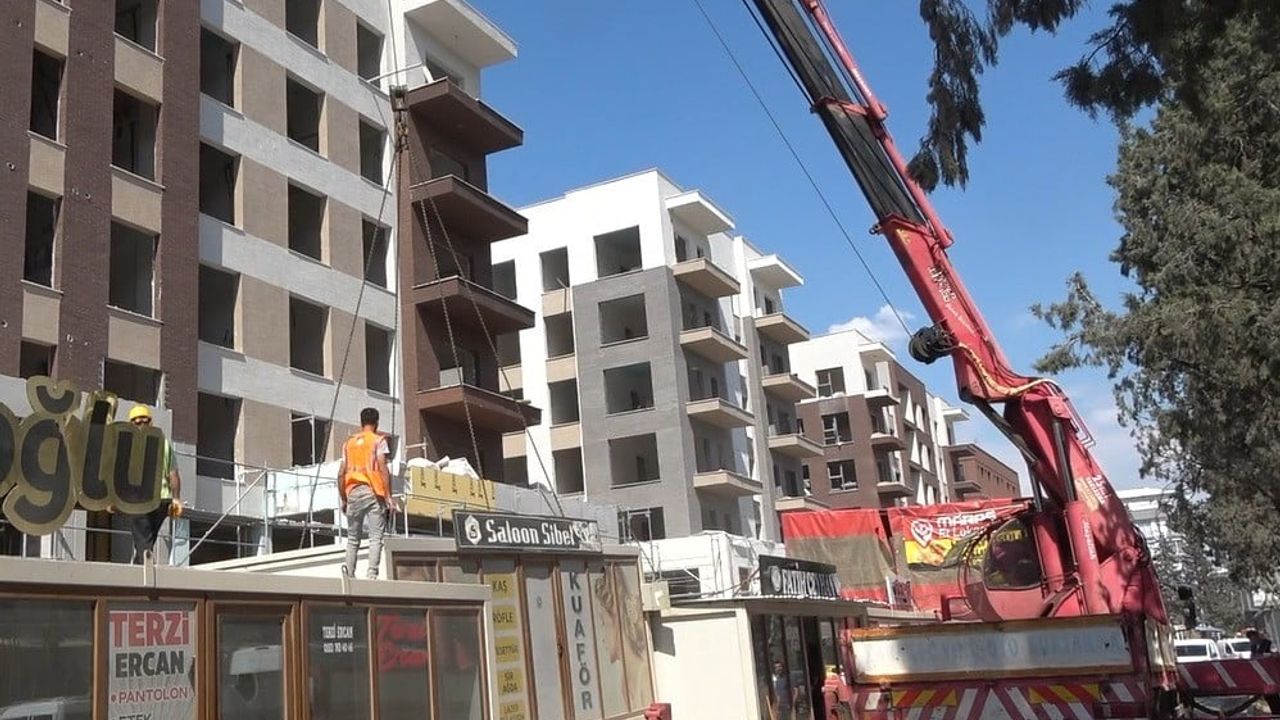 Kahramanmaraş’ta deprem sonrası kurulan konteyner çarşıların kaldırılmasına başlandı