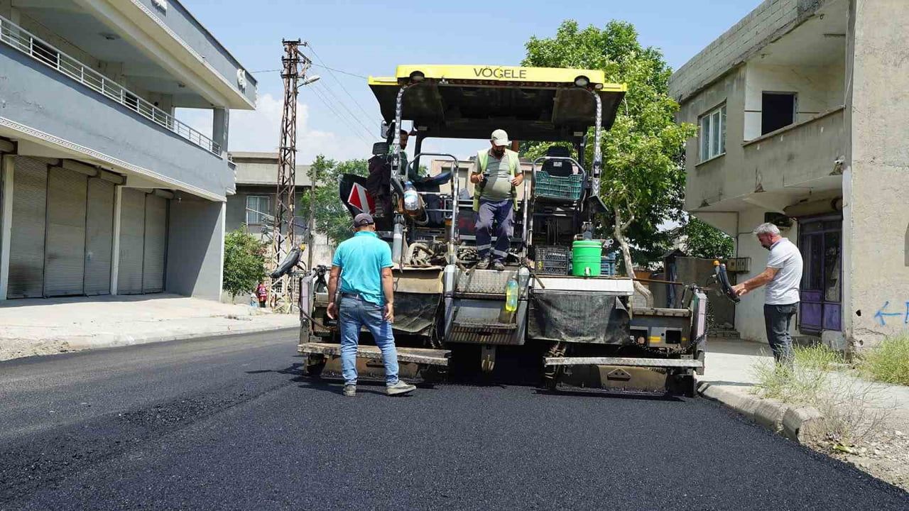 Kahramanmaraş’ta Haydarbey Caddesi’nde 2 kilometrelik sıcak asfalt çalışması tamamlanıyor