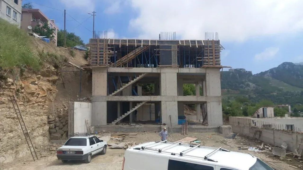 Kahramanmaraş'ta inşaattan düşen işçi ağır yaralandı