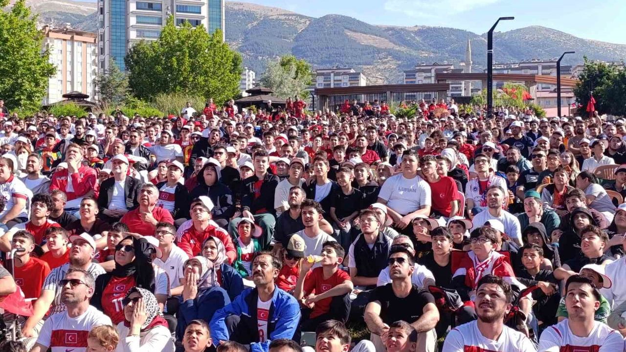 Kahramanmaraş'ta milli maç heyecanı dev ekranda yaşandı