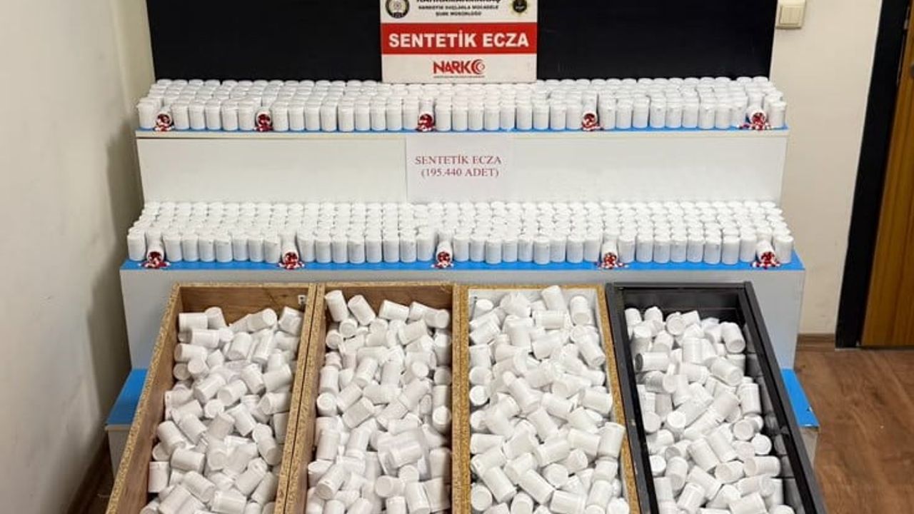 Kahramanmaraş’ta mobilyaya gizlenmiş 195 bin 440 sentetik hap ele geçirildi