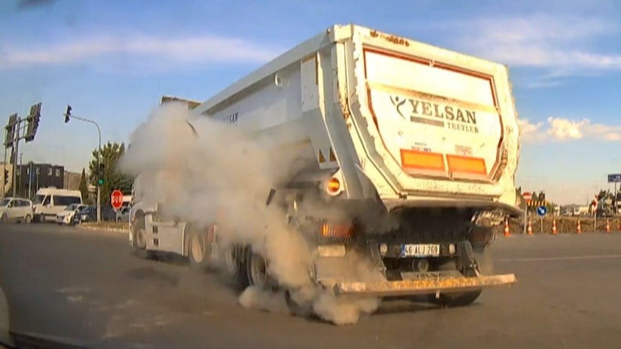 Kahramanmaraş’ta Seyir Halindeki Kamyonun Lastiği Patladı; O Anlar Araç Kamerasında