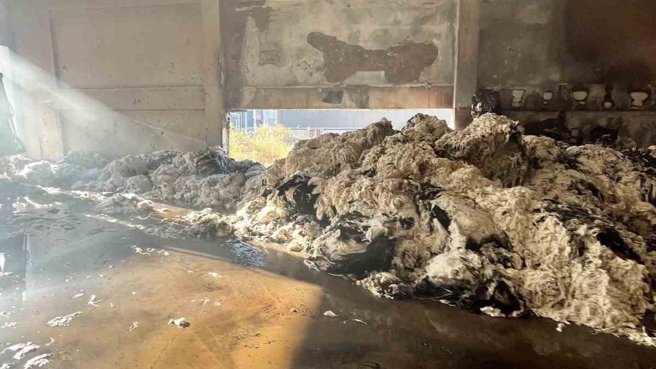 Kahramanmaraş’ta tekstil fabrikasında pamuk deposu yangını büyümeden söndürüldü