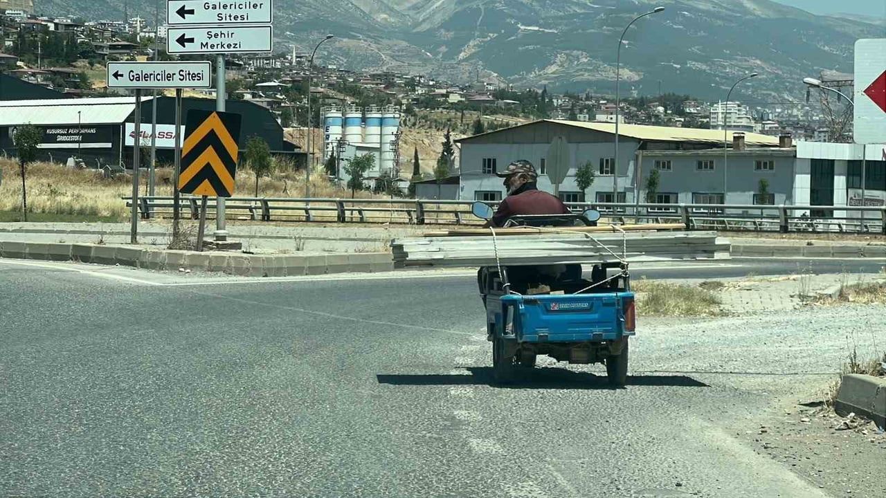 Kahramanmaraş'ta trafikte ellerini kaldırıp oynayan motosiklet sürücüsü
