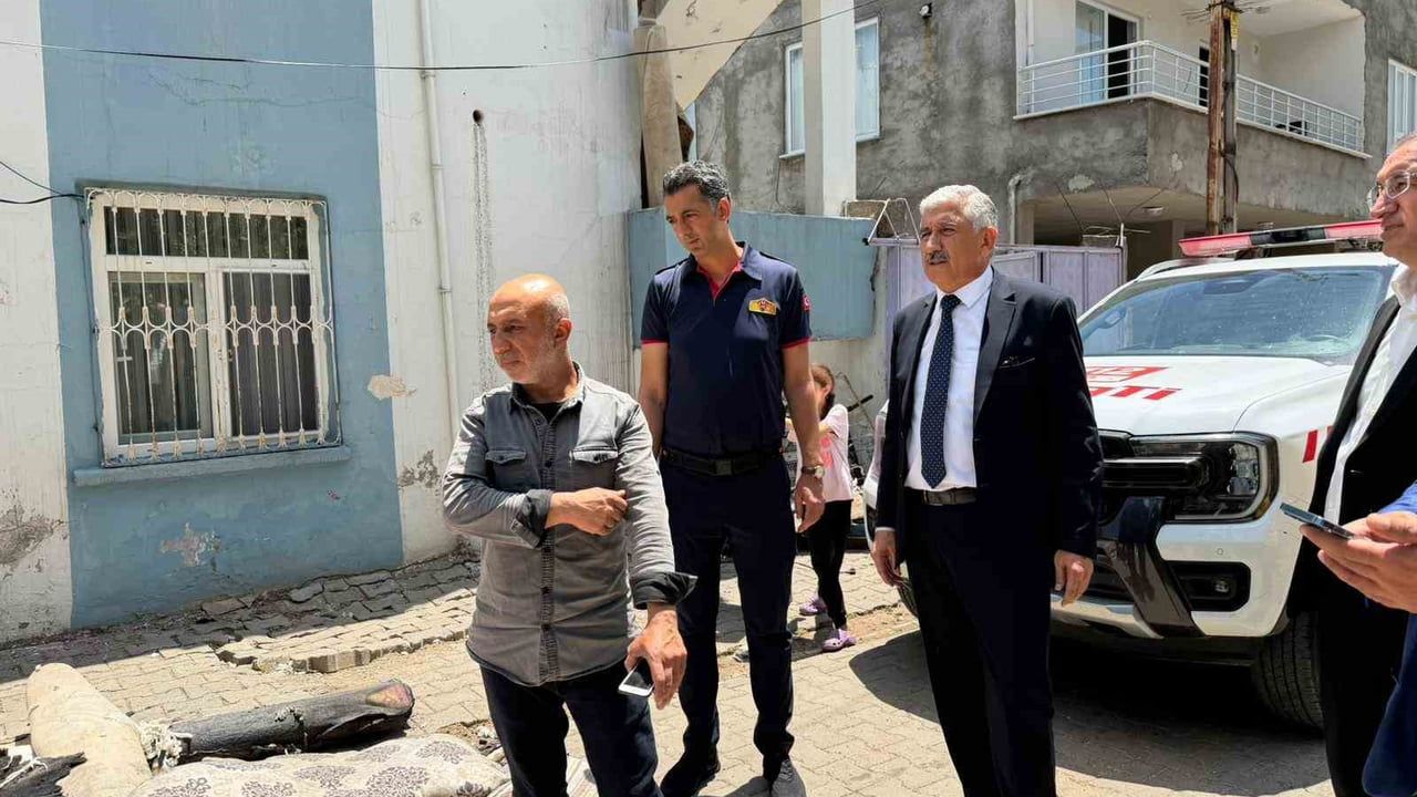 Kahta Belediye Başkanı Mehmet Can Hallaç, yangında zarar gören Demiral ailesini ziyaret etti