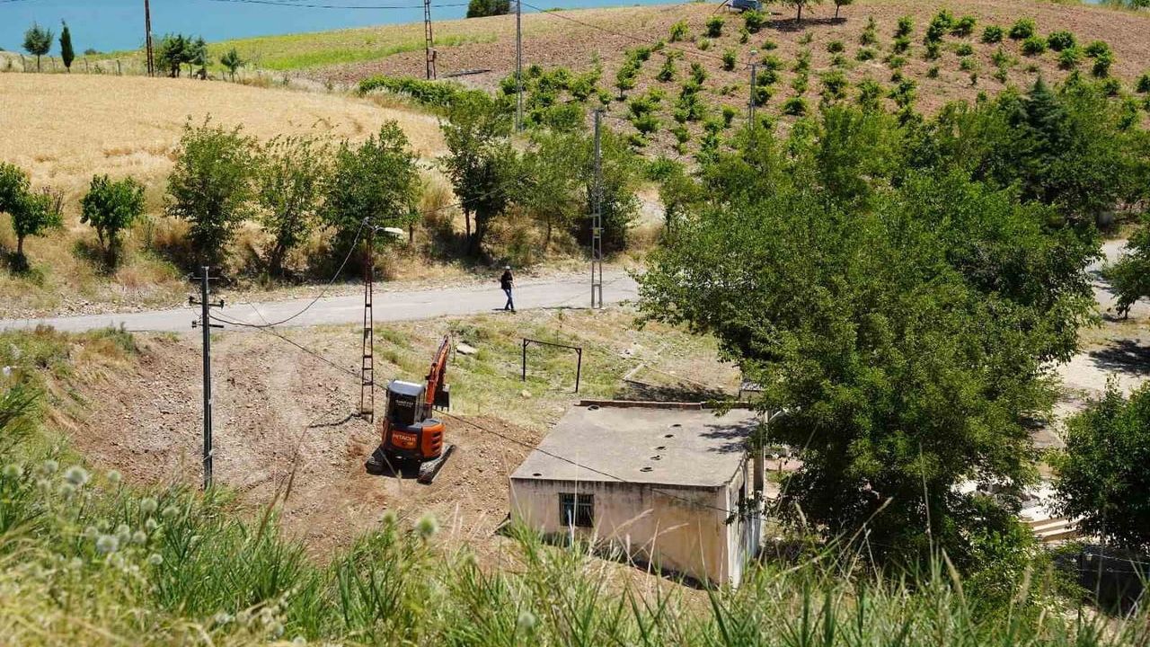 Kahta Belediyesi Ebu Sadık Türbesi'nde Kapsamlı Peyzaj ve Onarım Çalışması Başlattı
