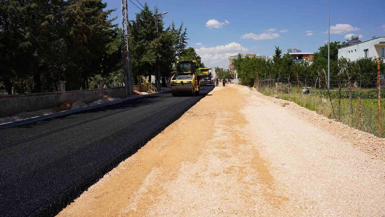 Kahta Belediyesi yılın ilk sıcak asfalt serimini gerçekleştirdi