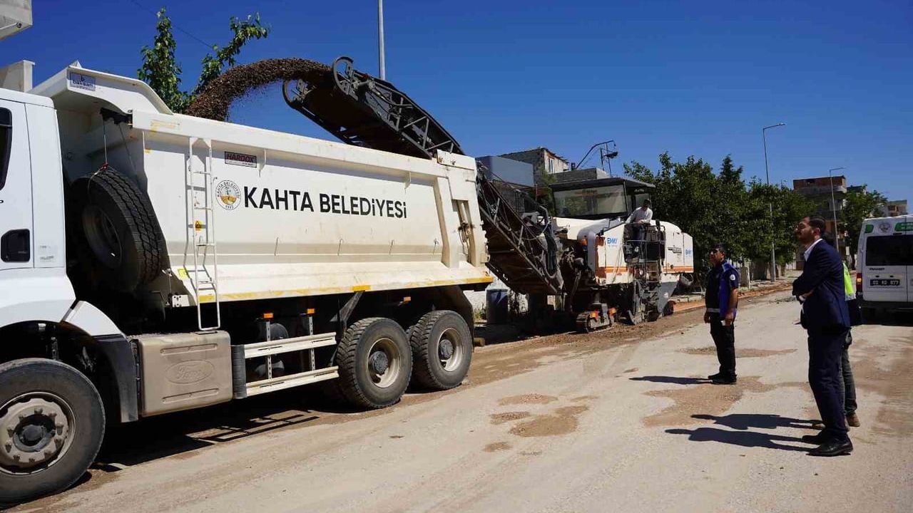 Kahta Belediyesi yol onarım çalışmalarına başladı — Başkan Hallaç: ‘İlçemizde bozuk yol bırakmayacağız’