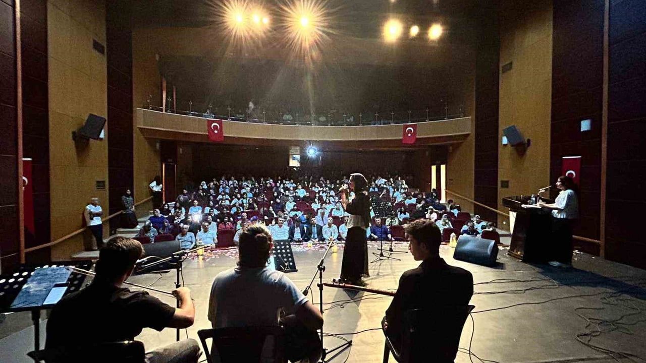 Kahta Borsa İstanbul Fen Lisesi'nde 'Şiir ve Müzik Programı' beğeni topladı