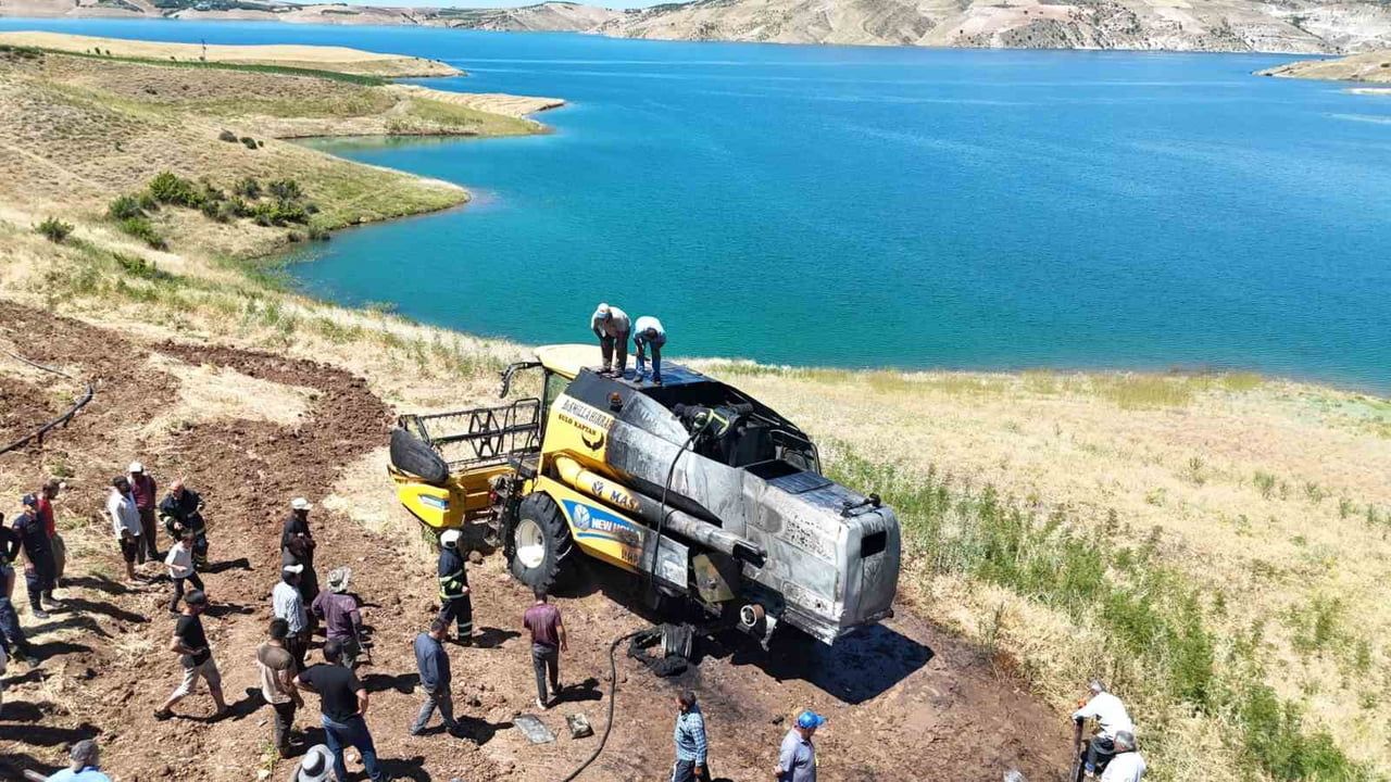 Kahta'da biçerdöver hasat sırasında yanarak kullanılamaz hale geldi