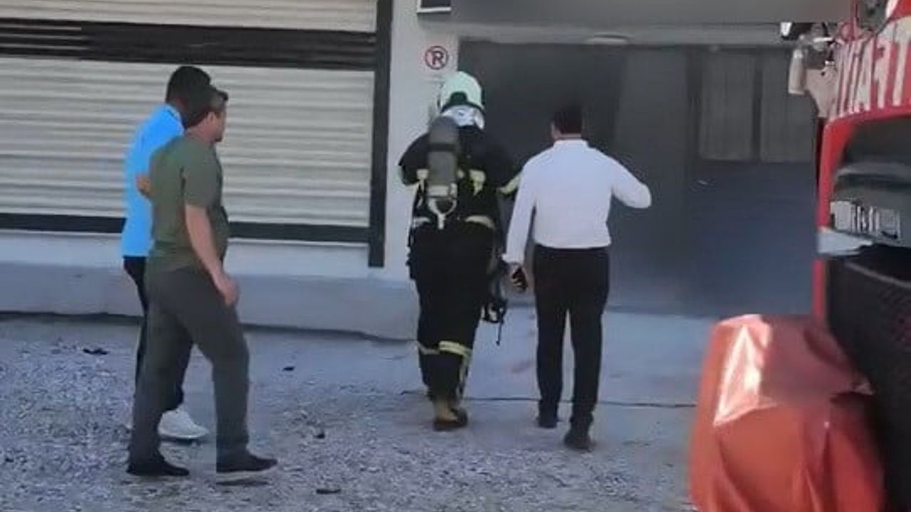 Kahta'da iş merkezindeki elektrik panosu yangını: 2 kişi dumandan etkilendi