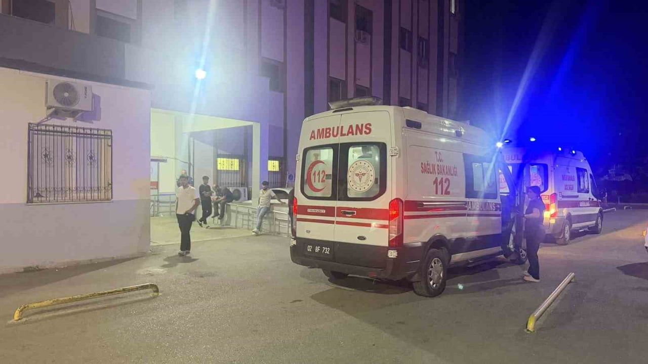 Kahta'da parkta çıkan bıçaklı kavgada 2 kişi yaralandı