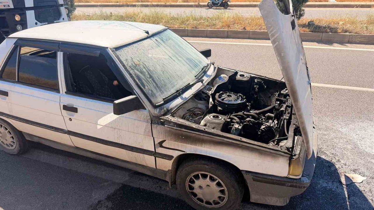 Kahta'da seyir halindeki otomobil alev aldı